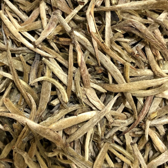 Assemblage du Grand Cru "Yin Zhen", un thé blanc délicat