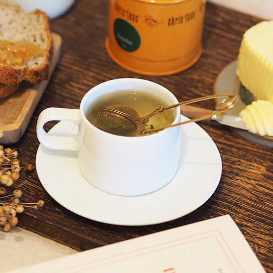 2 tasses avec anse et leur sous-tasses en porcelaine blanche