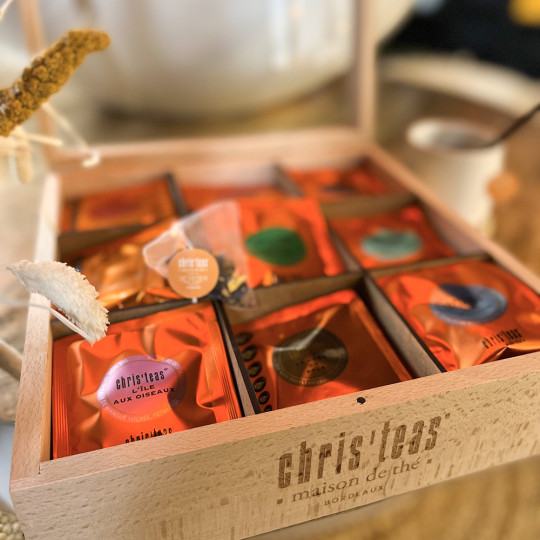 Un coffret tout bois avec 63 sachets individuels