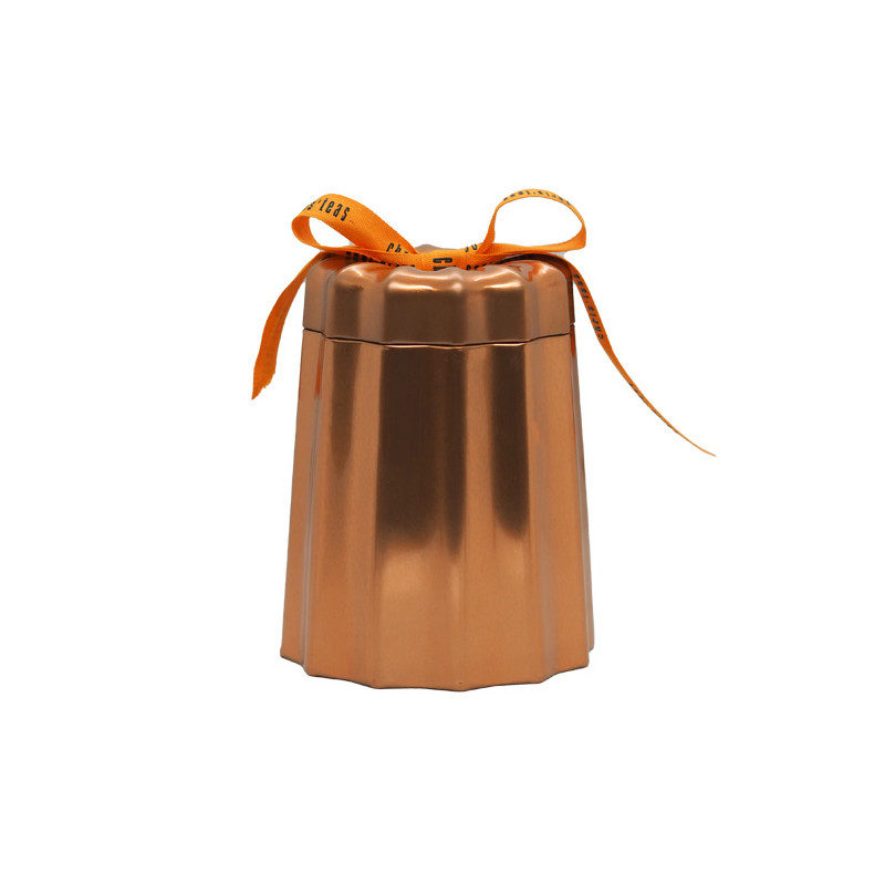 Boîte métallique en forme de moule à canelé garnie de 140 g de thé noir au canelé Chris'Teas