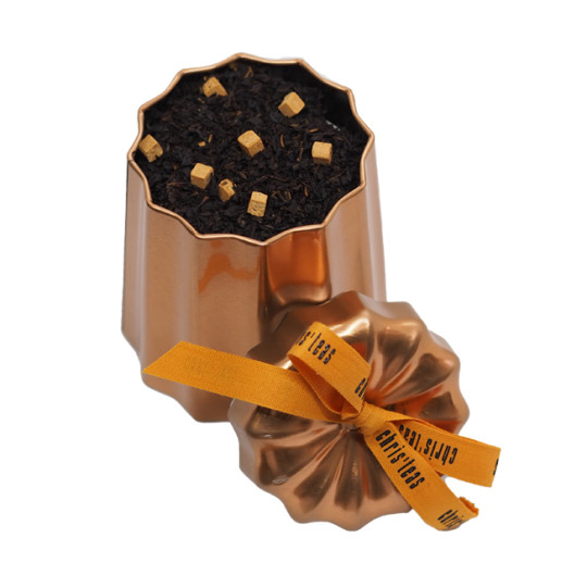 Boîte métallique en forme de moule au canelé garnie de 140g de thé noir au canelé Chris'Teas