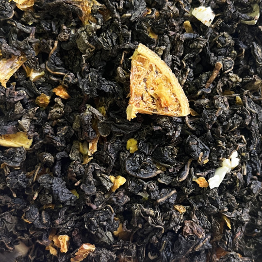Assemblage du thé en vrac "Le Merveilleux", un thé vert oolong aux oranges caramélisées, éclat de meringue
