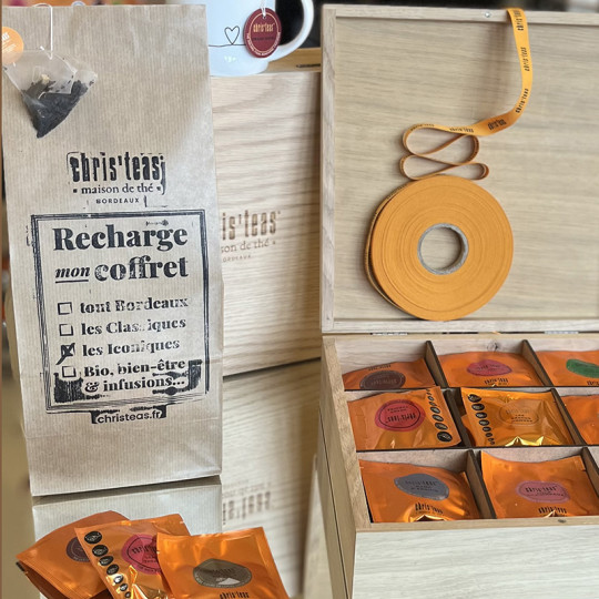 Le coffret bois Les Iconiques se recharge facilement