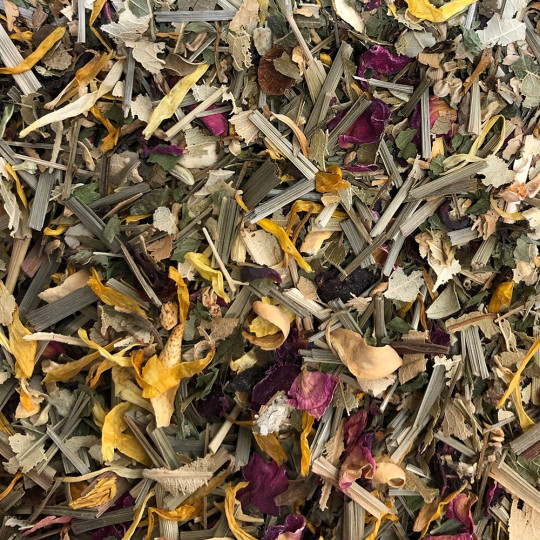 Assemblage en vrac de la tisane "Temps des Amours", une tisane à la fleur de mûrier, menthe, citron