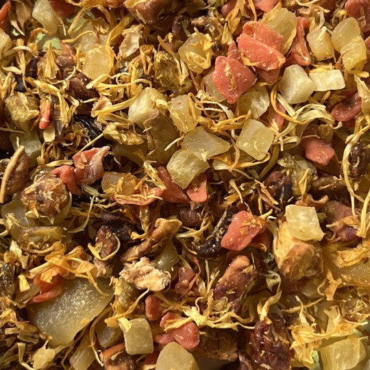 Assemblage en vrac de "Yellow Mellow", une eau de fruits aromatisée au kiwi doré, ananas confit et mangue