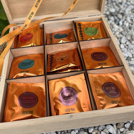 Coffret réunissant 63 sachets individuels de thés, à découvrir !
