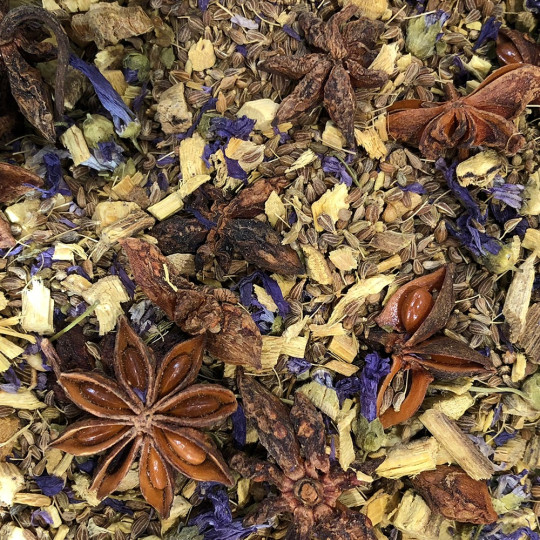 Assemblage thé en vrac de l'infusion Babar, une tisane basilic, badiane et réglisse