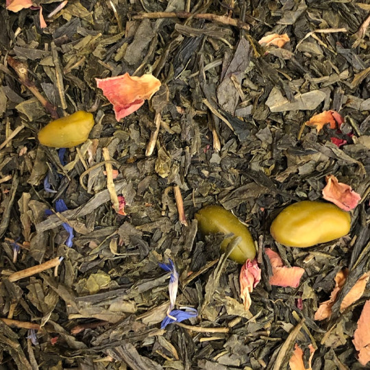 Assemblage du thé en vrac "Le Moulleau", un thé vert à la pistache et pétales de rose