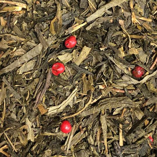 Assemblage du thé en vrac Le Cap Ferret, un thé vert aux fruits rouges et baies roses