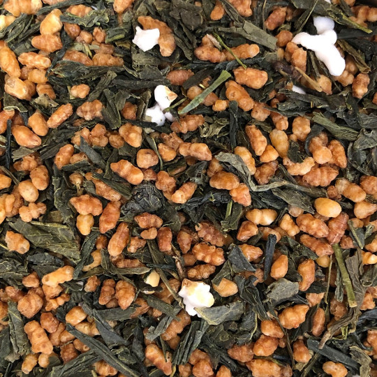 Assemblage du Gen Mai Cha, un thé vert, riz grillé et soufflé
