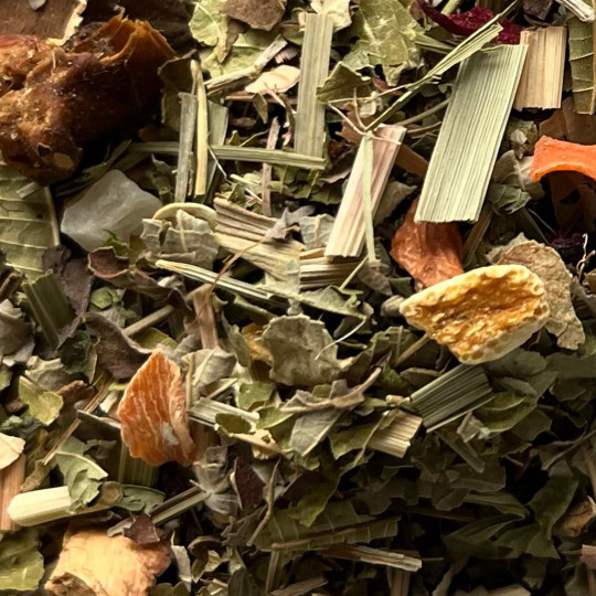 Assemblage de la tisane en vrac "Tisane stimulante", une tisane aux feuilles de mûrier, mélisse et hibiscus