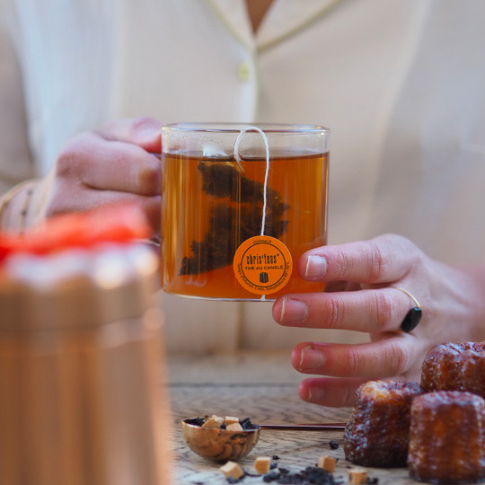Tasse fumante du Thé au Canelé de Bordeaux Chris'teas prête à déguster