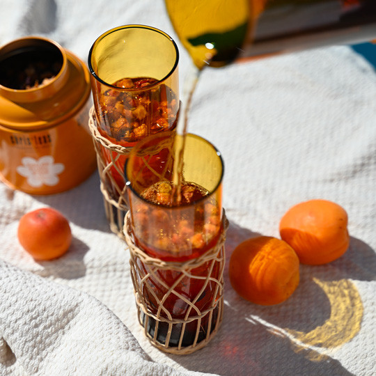 Le soleil arrive dans vos tasses ! Craquez pour l'eau de fruit aromatisée à l'abricot, l'eau de fruit d'été