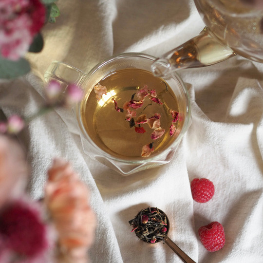 Paradis Blanc, un thé blanc à la framboise, airelle et morceau de sureau