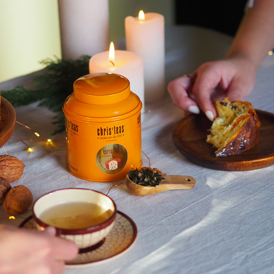 Pause teatime avec le thé Panettone, un thé vert aux fruits confits, nougatine et noix