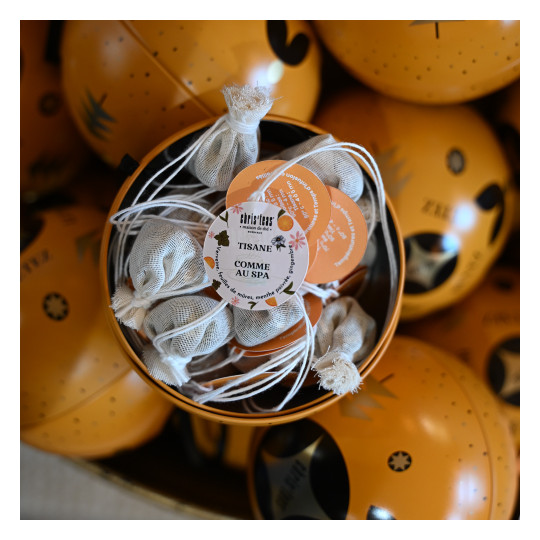 Boule de Noël garnie du thé Comme au SPA