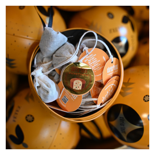 Boule de Noël garnie du thé Panettone