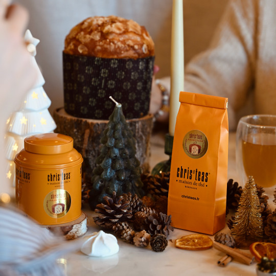 Pause teatime de Noël avec le thé Panettone, un thé vert aux fruits confits, nougatine et noix