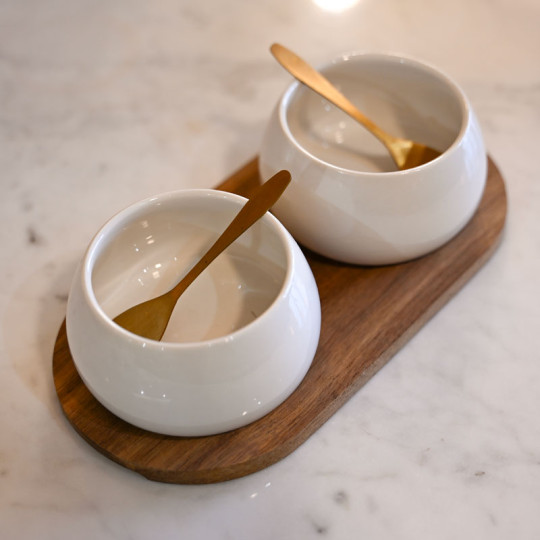 Lot de deux tasses sur un plateau en bois - Chris"teas Bordeaux