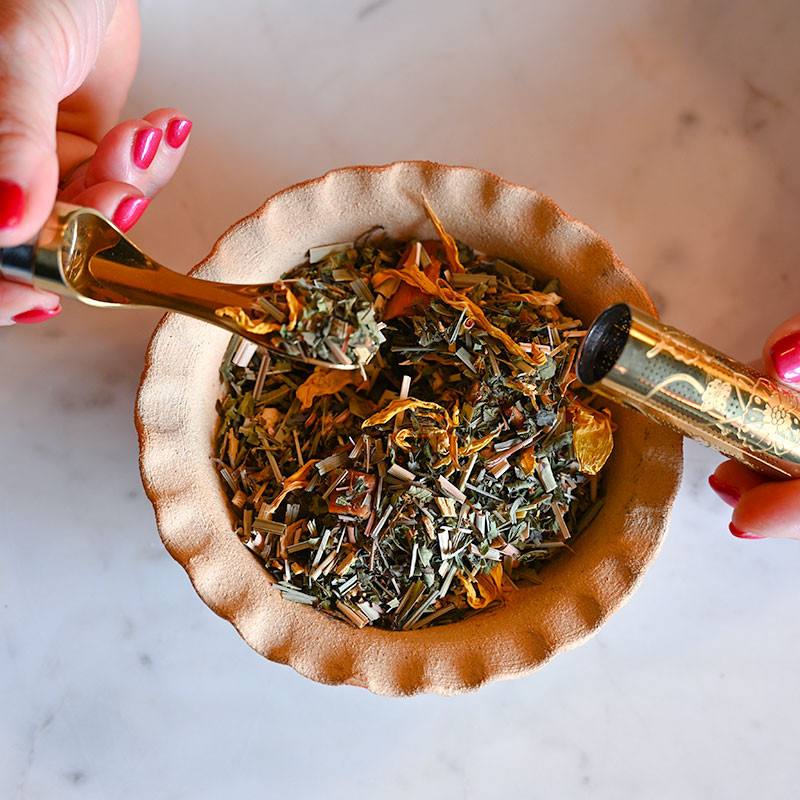 Parait de ses plus beaux motifs d'abeilles et de fleurs, l'infuseur tube est pratique