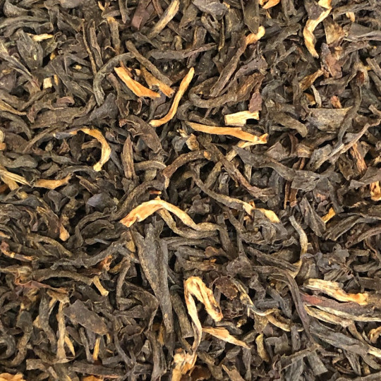 Assemblage du thé noir aux notes fruitées, le thé Assam Dejoo
