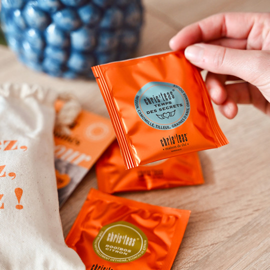Ce joli pochon en coton contient une sélection de 16 sachets de thés verts et une infusion ayurvédique BIO