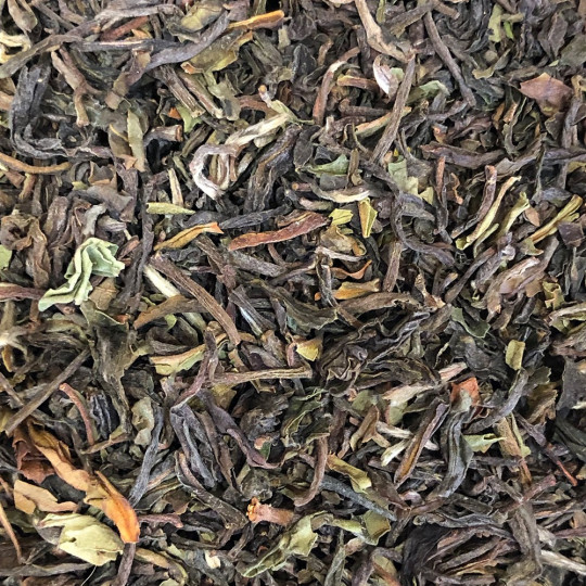 Assemblage du thé en vrac "Darjeeling Jungpana", un thé noir aux notes de muscat
