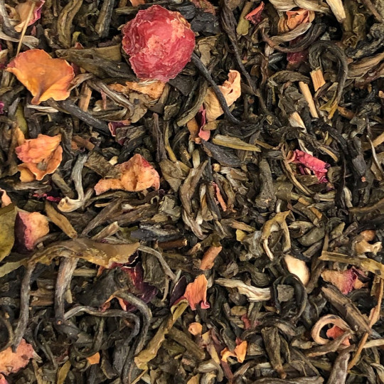 Assemblage du thé "Paradis Blanc", un thé blanc à la framboise, airelle et morceau de sureau