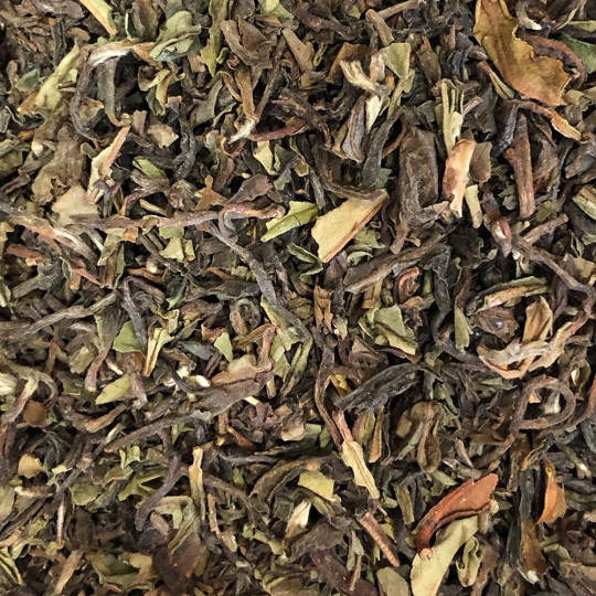 Assemblage du thé en vrac Darjeeling Singbulli, un thé noir fruité