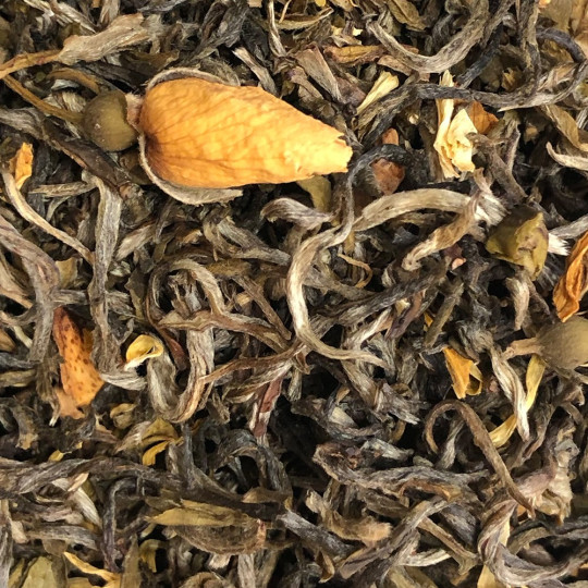 Assemblage du thé en vrac : Magie Blanche, un thé blanc au fruit de la passion, pêche et abricot