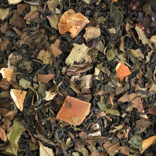 Assemblage du thé Grain d'Or, un thé blanc au litchi, morceaux de pêche, et baies d'aronia