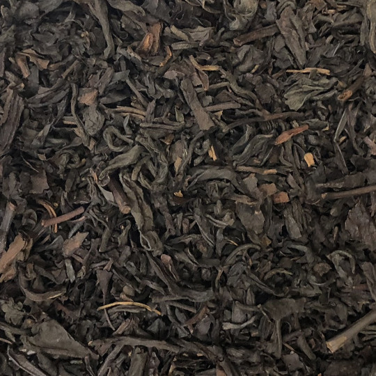 Assemblage du thé en vrac "Lapsang Souchong", un thé noir fumé intense