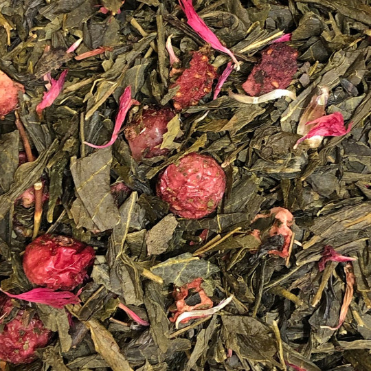 Assemblage du thé Doux cépages. Un thé vert à la cerise, groseille, framboise et fraises des bois