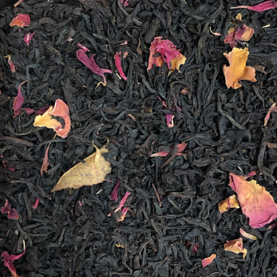Assemblage du thé en vrac du Thé du bonheur, un thé noir à la cerise et à la vanille