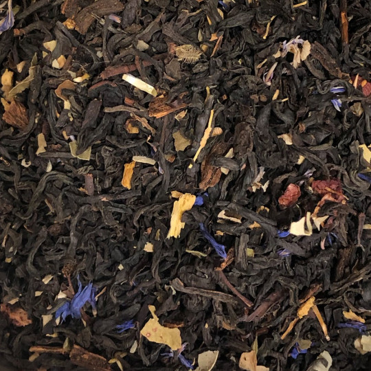 Assemblage du thé "Milles feuilles", un thé noir à la rhubarbe, miel, fraise et gousse de vanille