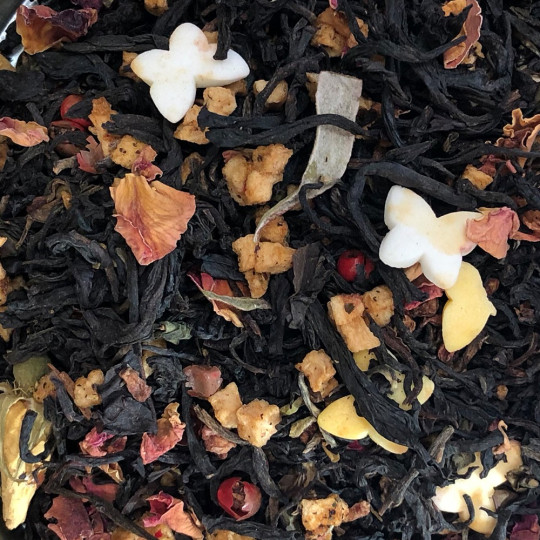 Assemblage du thé en vrac "Maison Chris'teas", un thé noir semi-fermenté aux fruits rouges vanillés, pommes caramélisées et rose