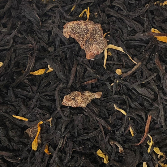 Assemblage du thé Reine de Saba, un thé noir à la pêche et abricot - Maison Chris'teas Bordeaux