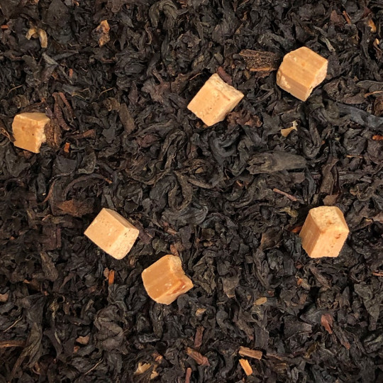 Assemblage : Thé noir au canelé Chris'Teas rhum, vanille, morceaux de caramel