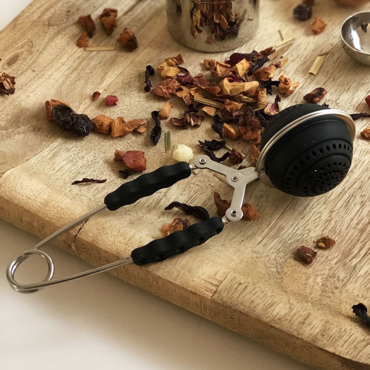L'infuseur pince noire, l'accessoire indispensable pour réaliser son thé