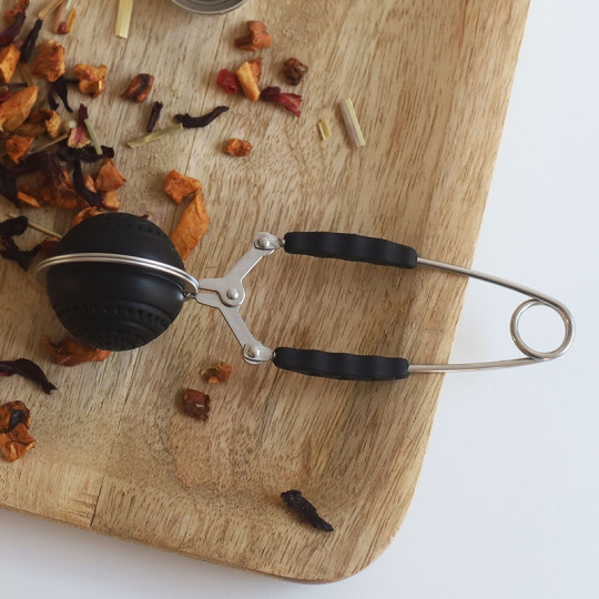 L’infuseur cuillère en silicone permet de faire infuser son thé en vrac de façon astucieuse et pratique