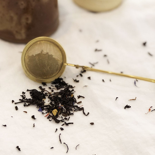 L'infuseur pince dorée : un accessoire indispensable pour préparer son thé