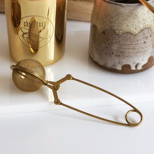 Cet infuseur pince dorée permet de faire infuser son thé en vrac de manière pratique et individuelle