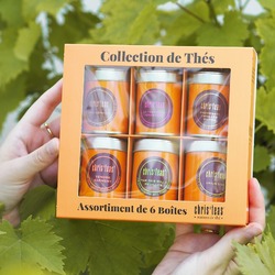 🍇 La période des vendanges bat son plein dans le vignoble bordelais. L’occasion de découvrir notre coffret de 6 boîtes « Sur la route des vins ». 

#christeas #christeasbordeaux #maisondethe #depuis2001 #entreprisefamiliale #boutiquedethe #lartduthe #bychristel #assemblagedethe #thesignature #lethealabordelaise #the #tea #alheureduthe #infusezbuvezvivez #bordeauxmaville #boutiquechristeas #madeinbordeaux #maisondethefamiliale #ideecadeau #accessoires #tealover #vendange #routedesvins